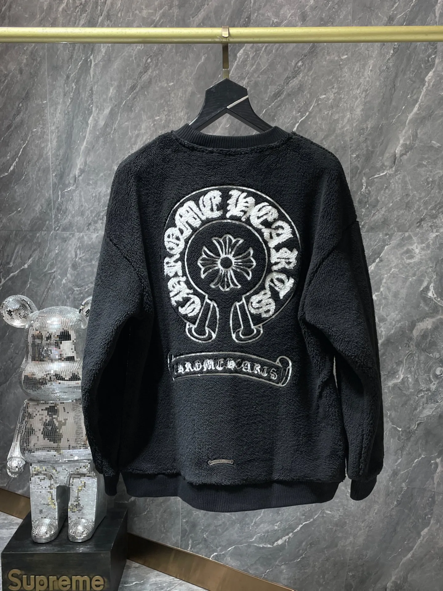 P276 Chrome Hearts 🌨️Winter lamb wool series🌨️ Patchwork embroidered horseshoe cross lamb wool jacket (thick custom alpaca wool material) Heavy craftsmanship, high-end quality Tajima machine embroidery, perfect craftsmanship details! Warm and casual ✨✨The fit is slim and not bulky 🌈Recommended color: black🌈Code numbers: S, M, L, XL.